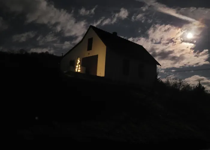 Haz Kilatassal 別荘 Zalaszántó